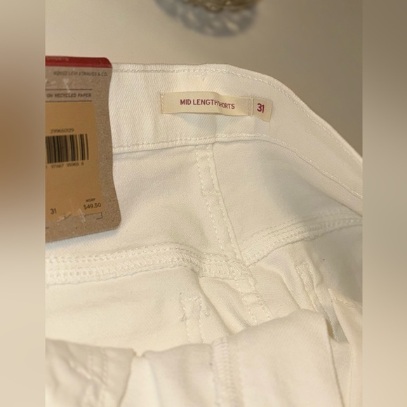 Levi's White Jean Shorts with Raw Hem and Mid-Thigh Length - Picture 5 of 8